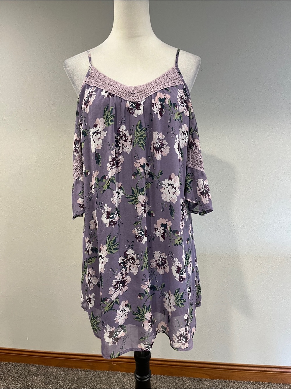 Lavender Floral Cold-Shoulder‎ short sleeves loose fit mini Dress size medium